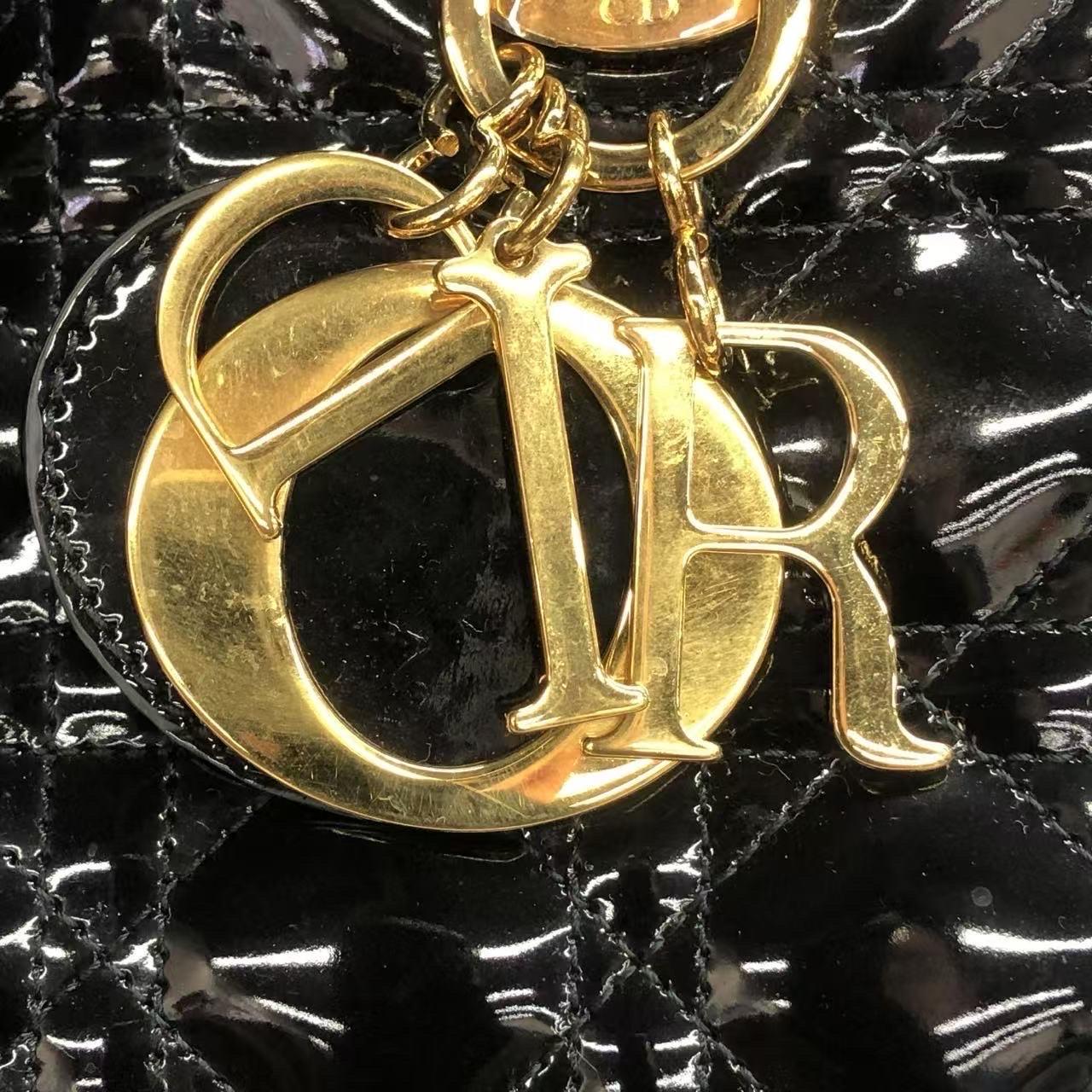 Lady Dior grande in pelle verniciata nera con finiture in oro in vendita 7