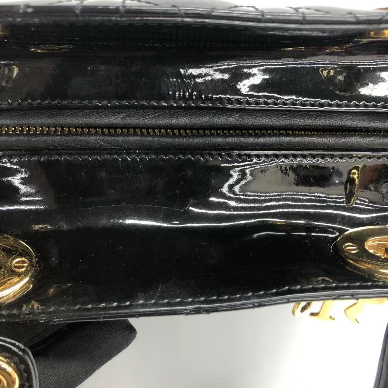 Lady Dior grande in pelle verniciata nera con finiture in oro in vendita 8