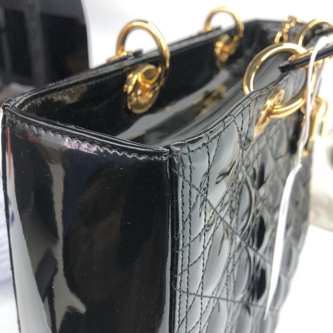Lady Dior grande in pelle verniciata nera con finiture in oro in vendita 9