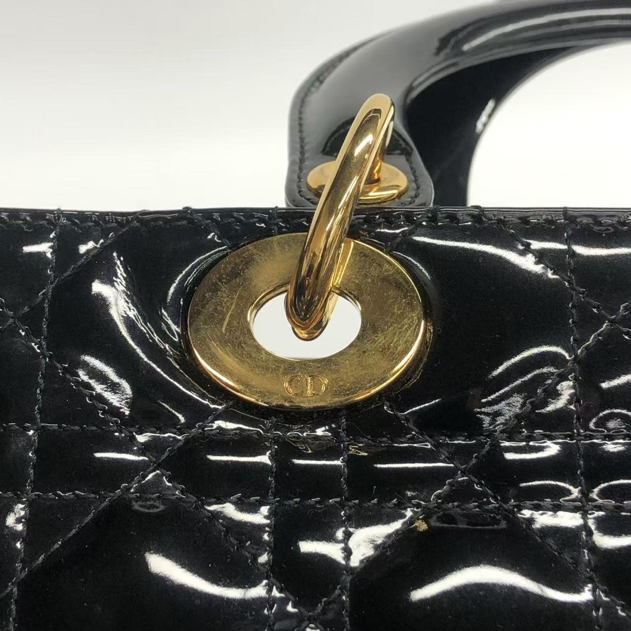 Lady Dior grande in pelle verniciata nera con finiture in oro in vendita 10