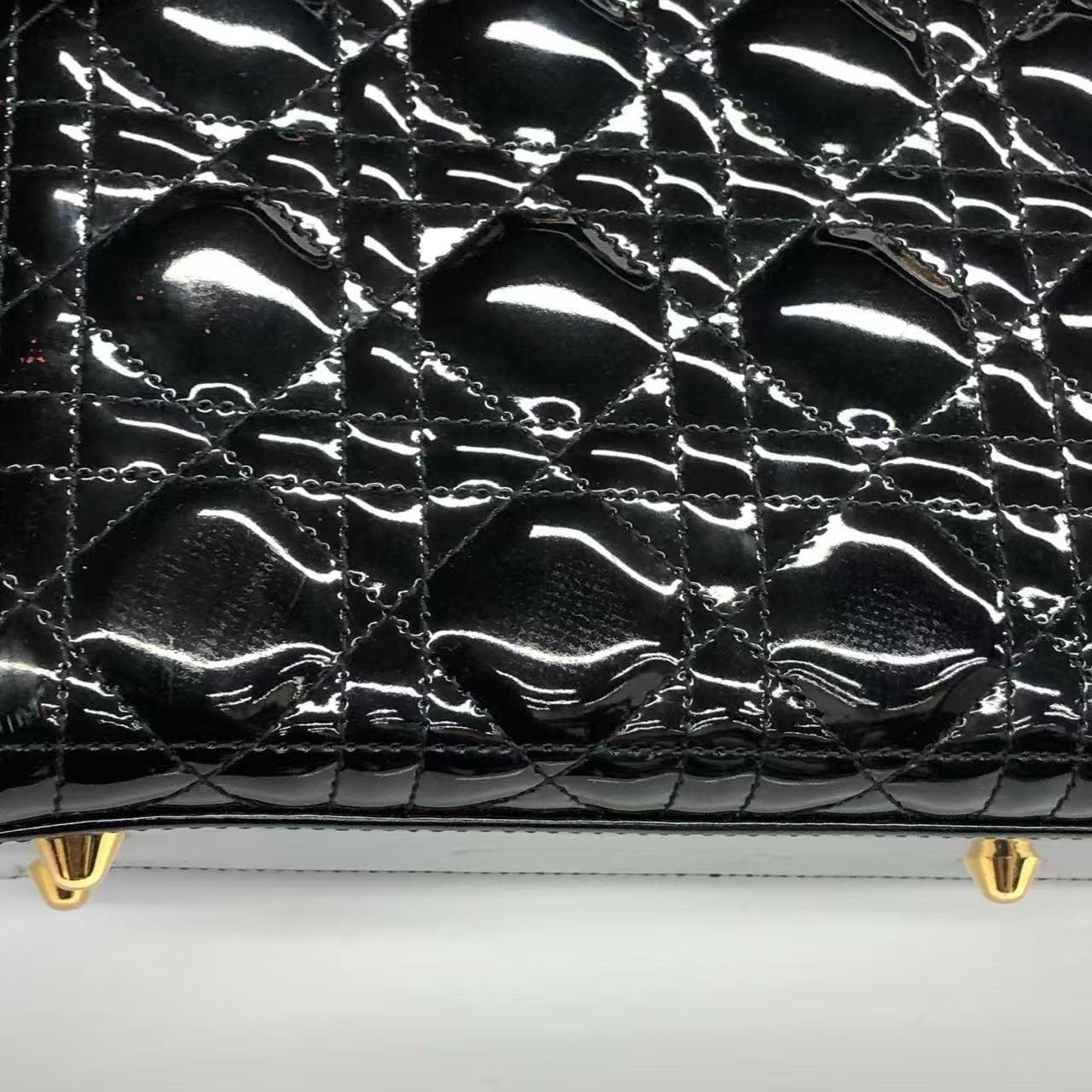 Lady Dior grande in pelle verniciata nera con finiture in oro in vendita 11
