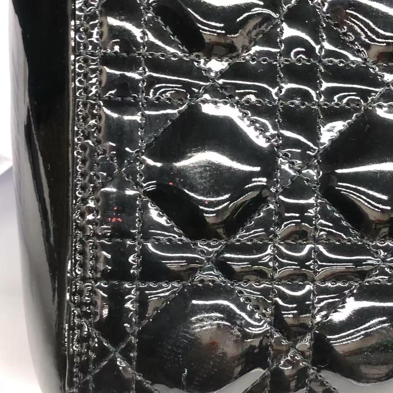 Lady Dior grande in pelle verniciata nera con finiture in oro in vendita 12