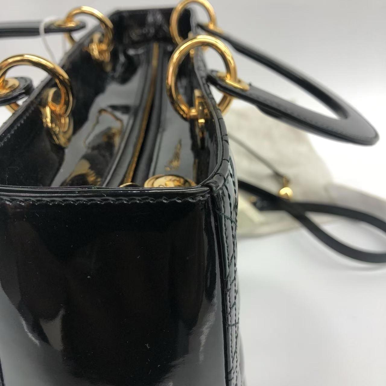 Lady Dior grande in pelle verniciata nera con finiture in oro in vendita 13