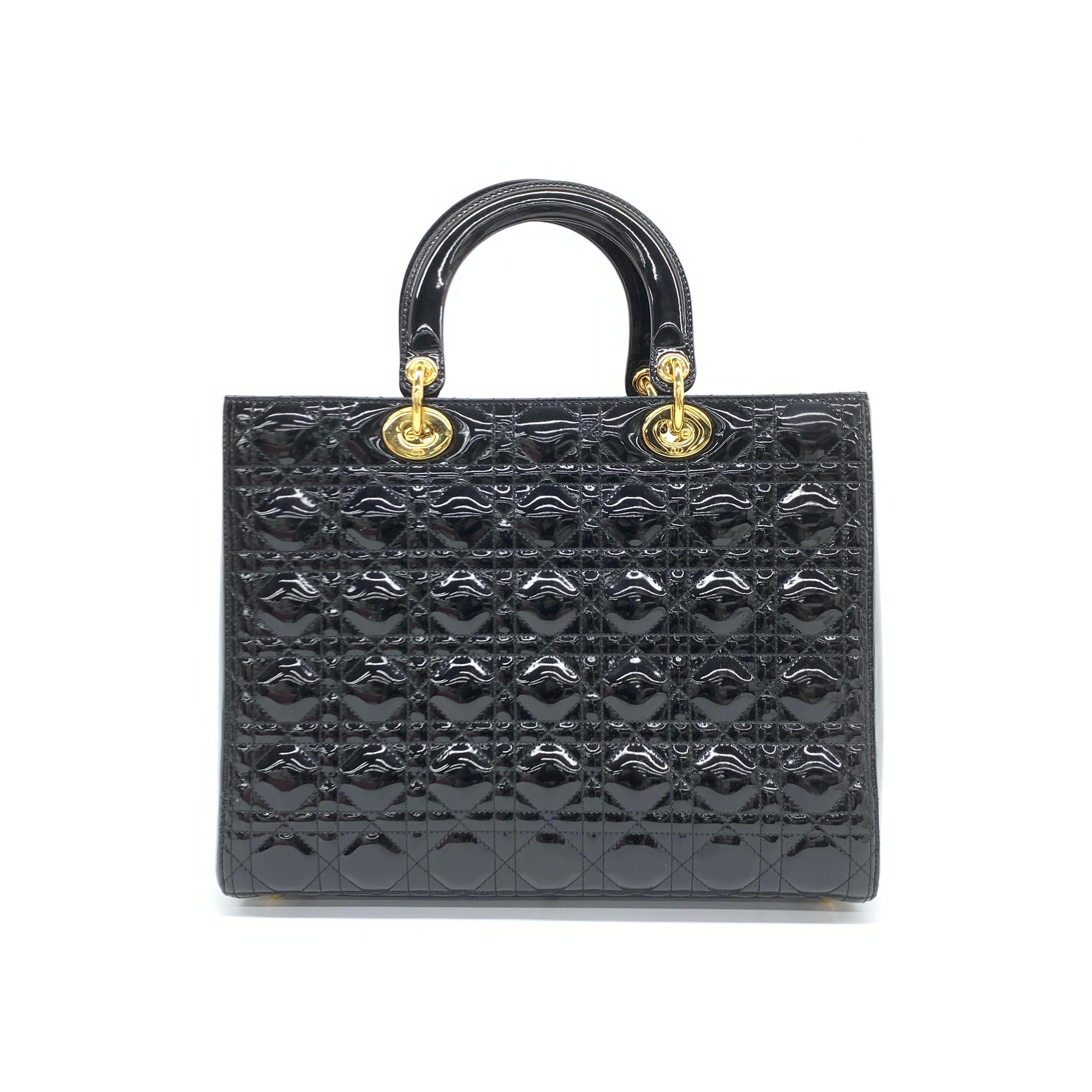 Nero Lady Dior grande in pelle verniciata nera con finiture in oro in vendita