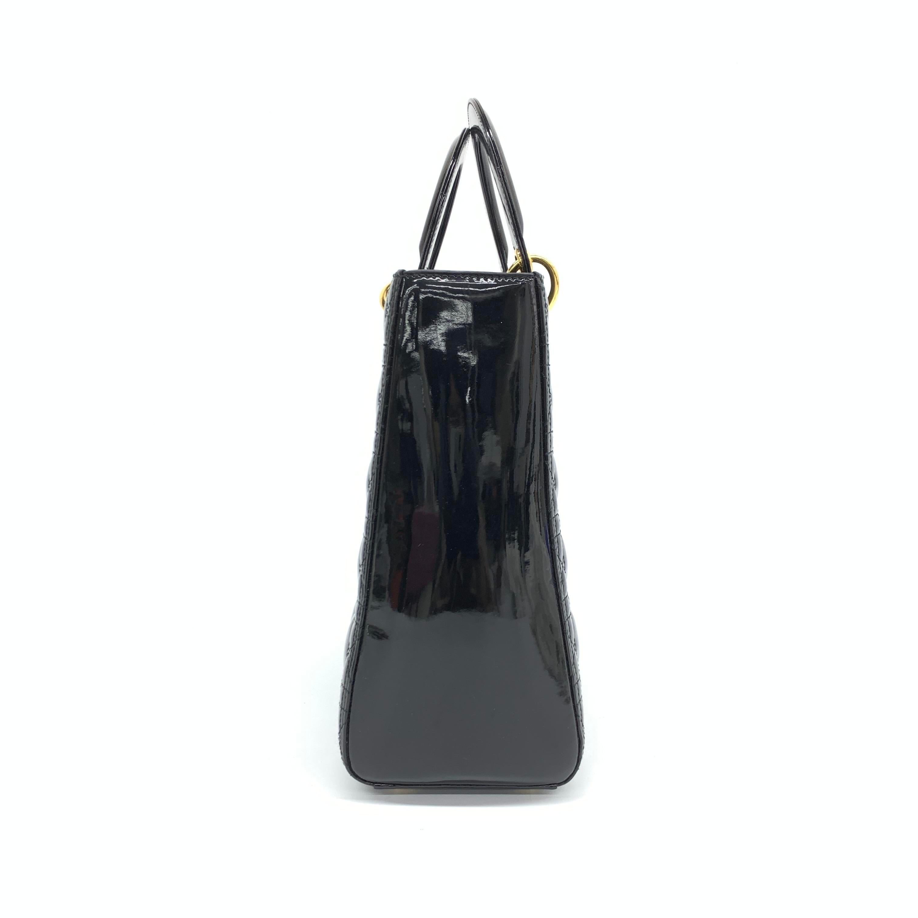 Donna Lady Dior grande in pelle verniciata nera con finiture in oro in vendita