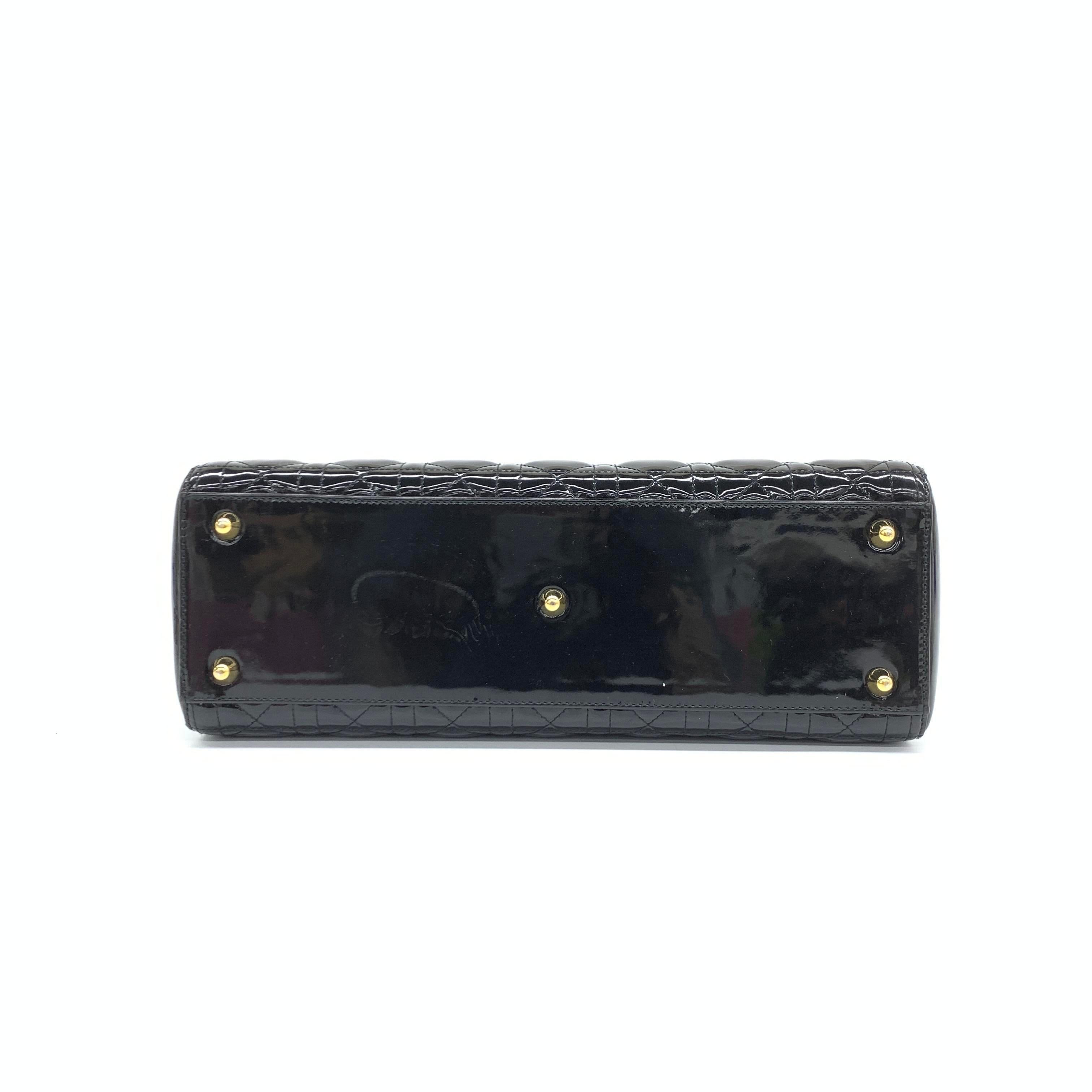 Lady Dior grande in pelle verniciata nera con finiture in oro in vendita 1