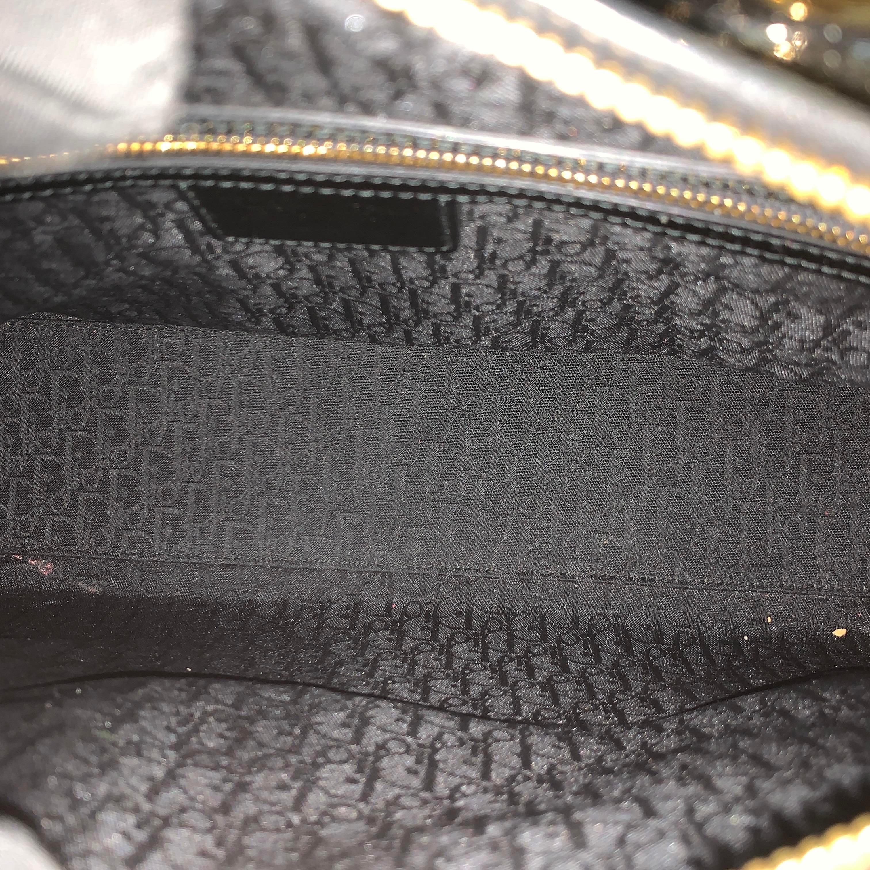 Lady Dior grande in pelle verniciata nera con finiture in oro in vendita 2