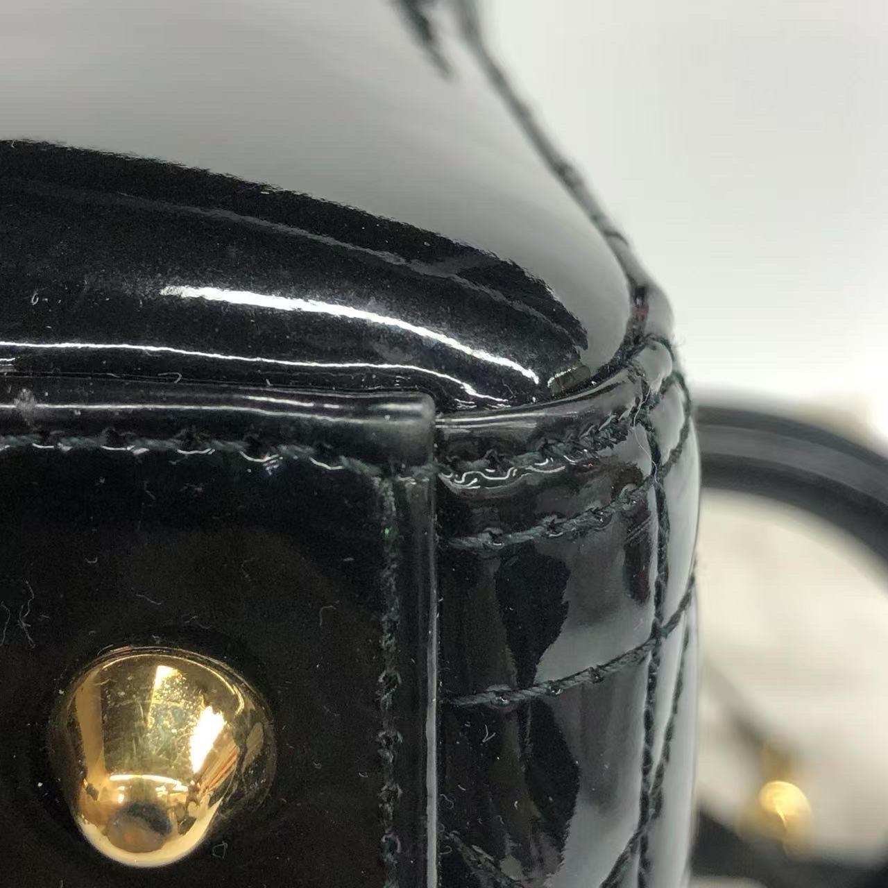Lady Dior grande in pelle verniciata nera con finiture in oro in vendita 3