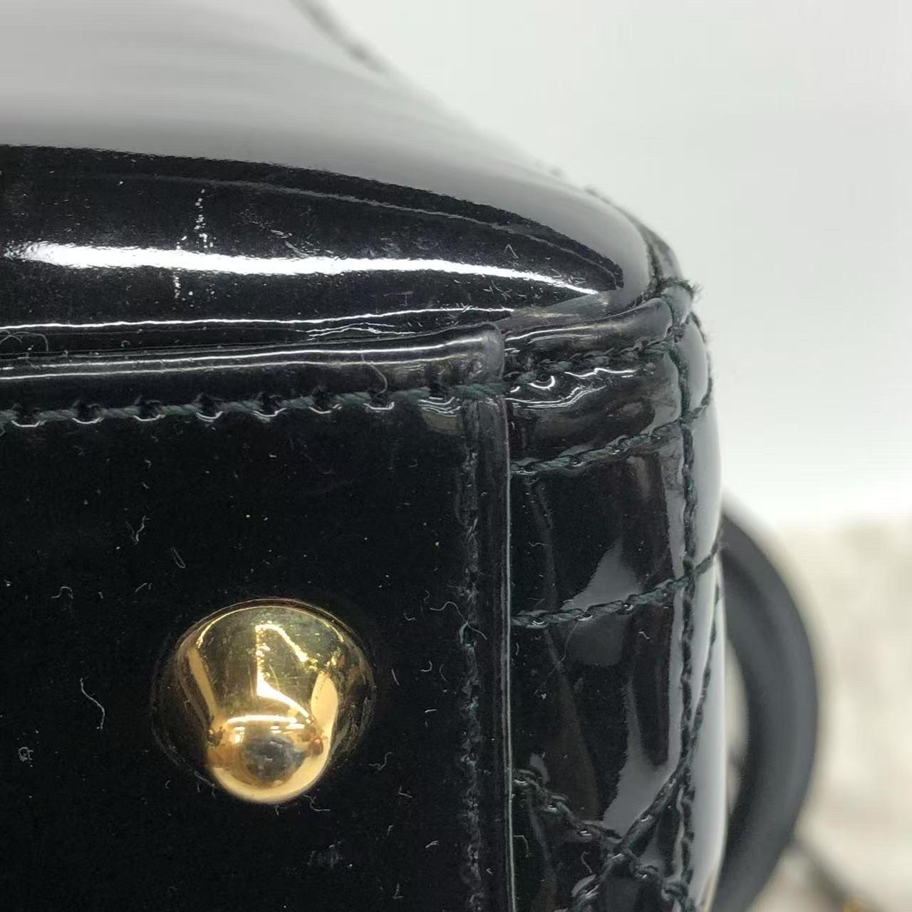 Lady Dior grande in pelle verniciata nera con finiture in oro in vendita 4