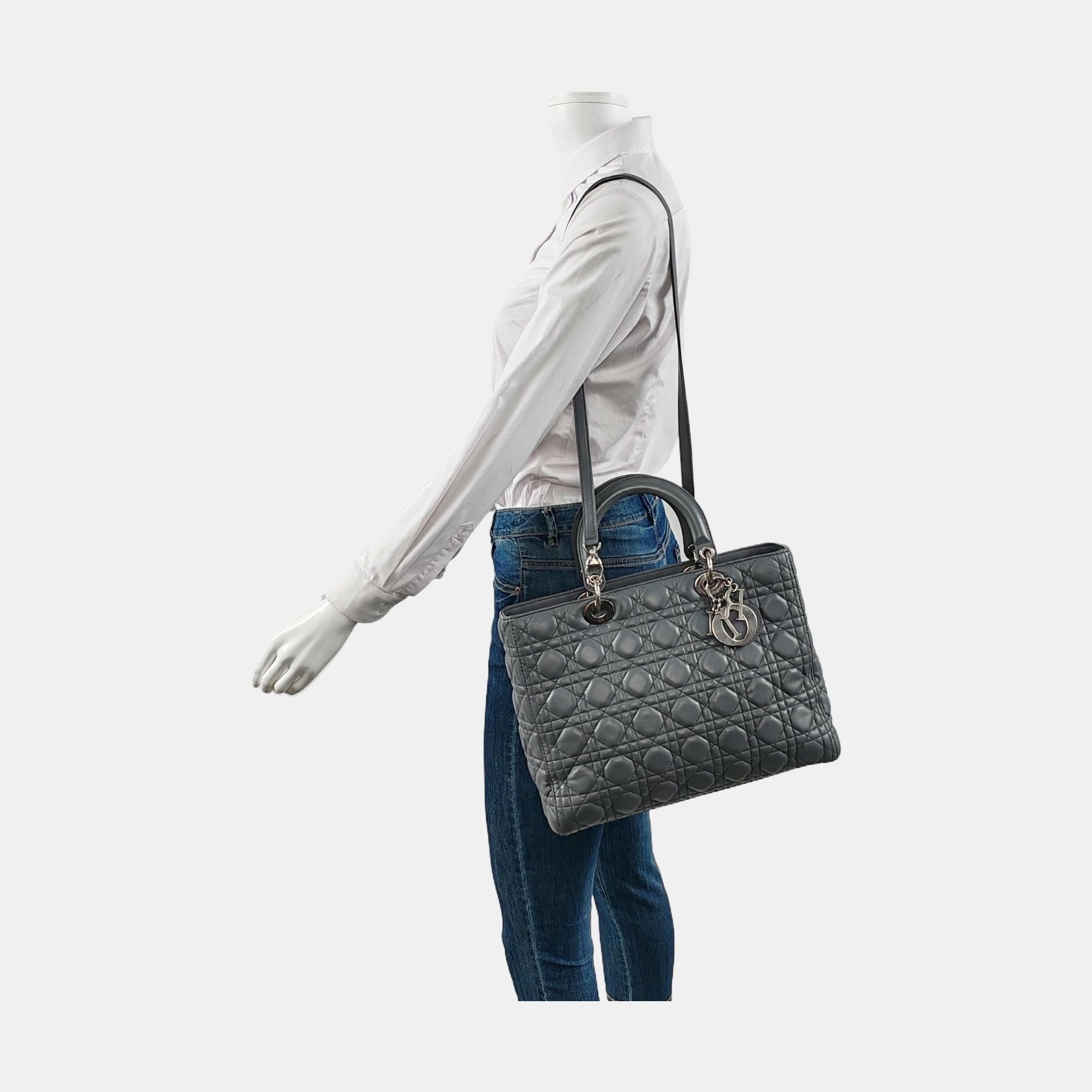 This classic bag features a cannage stitch, creating a beautiful silhouette and an instantly recognizable quilted design. It is paired with silver hardware and D.I.O.R charms. Featuring a removable strap shoulder strap, the Lady Dior bag can be
