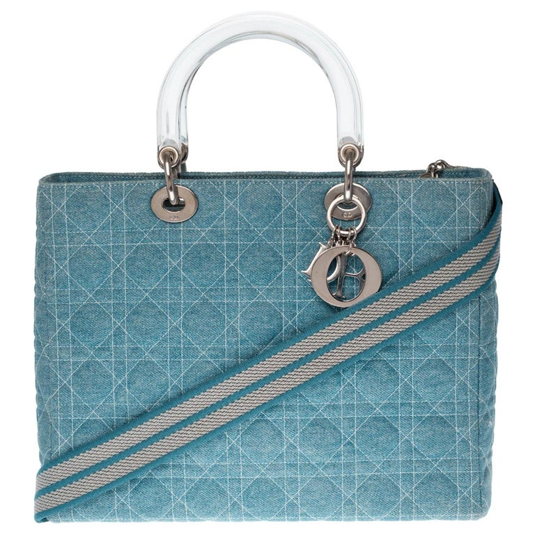 Grand sac porté épaule Lady Dior en jean bleu avec bandoulière et  accessoires argentés En vente sur 1stDibs