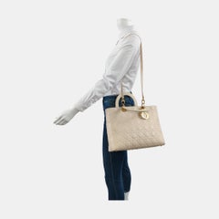 Lady Dior grande in pelle d'agnello bianco sporco con accessori dorati