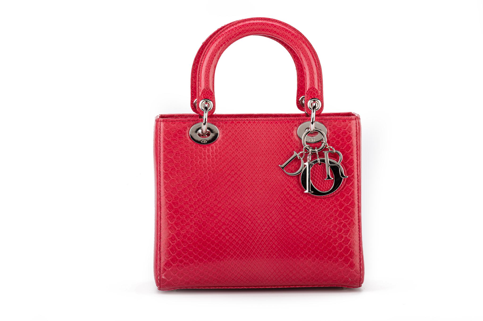 Grand sac Lady Dior en python de Christian Dior, de couleur rouge. La hauteur de la poignée est de 4