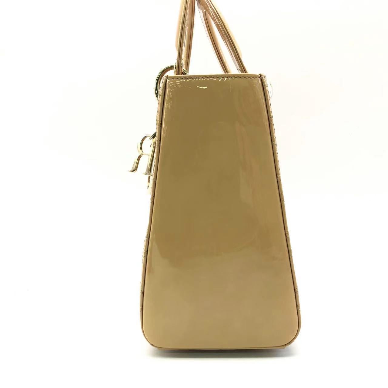 Lady Dior Medium Beige Patent Leather with Silver-tone Hardware In Good Condition For Sale In AUBERVILLIERS, FR