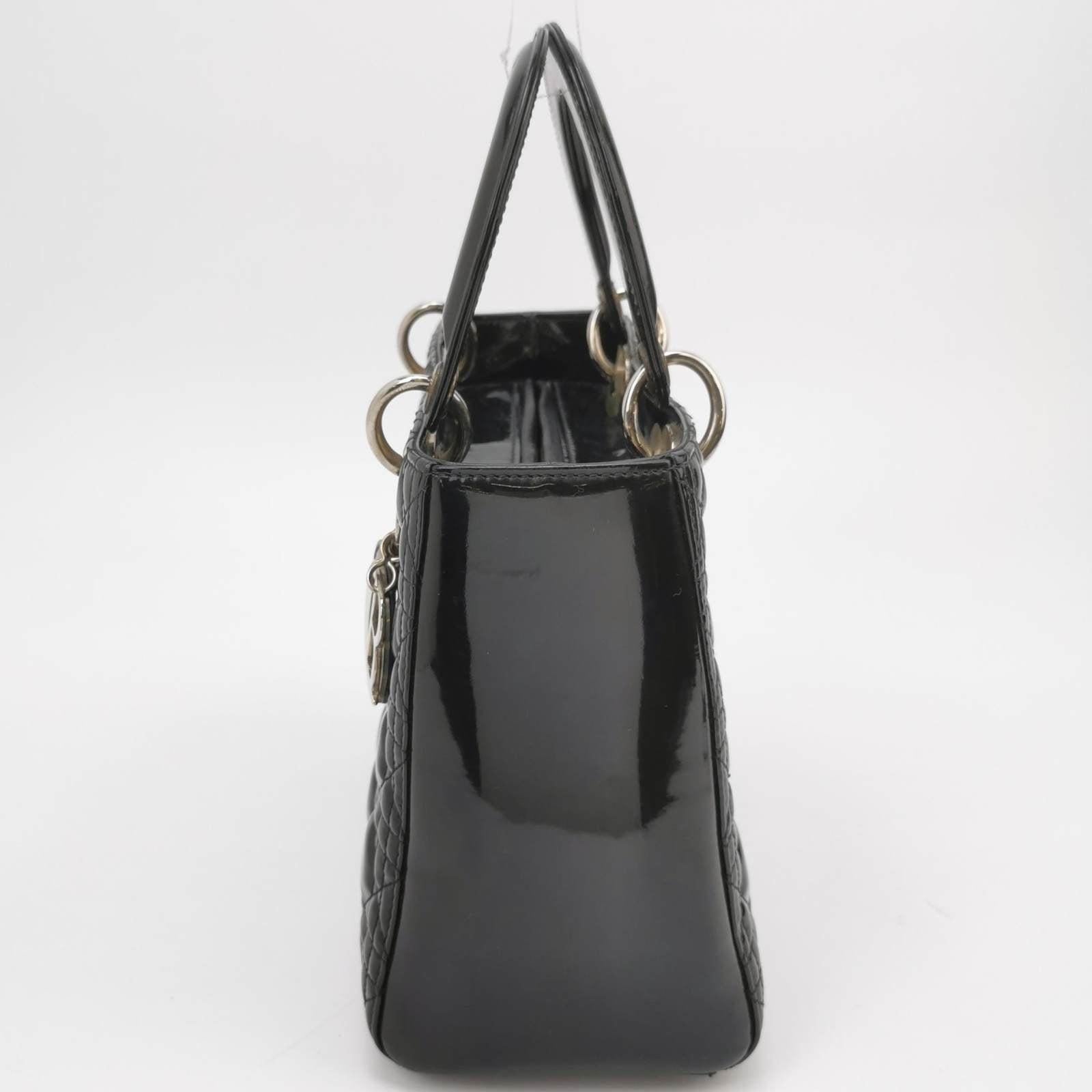 Lady Dior Medium Black Patent Leather Handbag with Silver Hardware In Good Condition For Sale In AUBERVILLIERS, FR