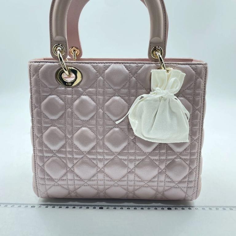 Lady Dior Bolso Mediano Piel Cannage Rosa Nacarado Herrajes Dorados, 2016
Estas son fotos profesionales de la bolsa real.
  El bolso Lady Dior es la personificación de la elegancia y la belleza. Acentúa tu look con el estilo atemporal de la Lady