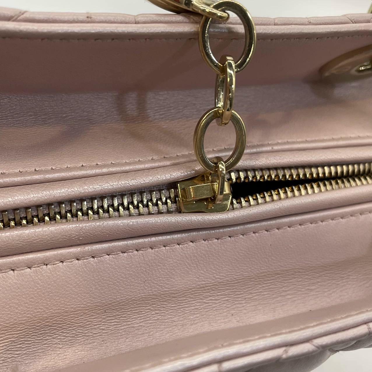 Lady Dior Borsetta media in pelle cannage rosa perlata Hardware oro in vendita 11