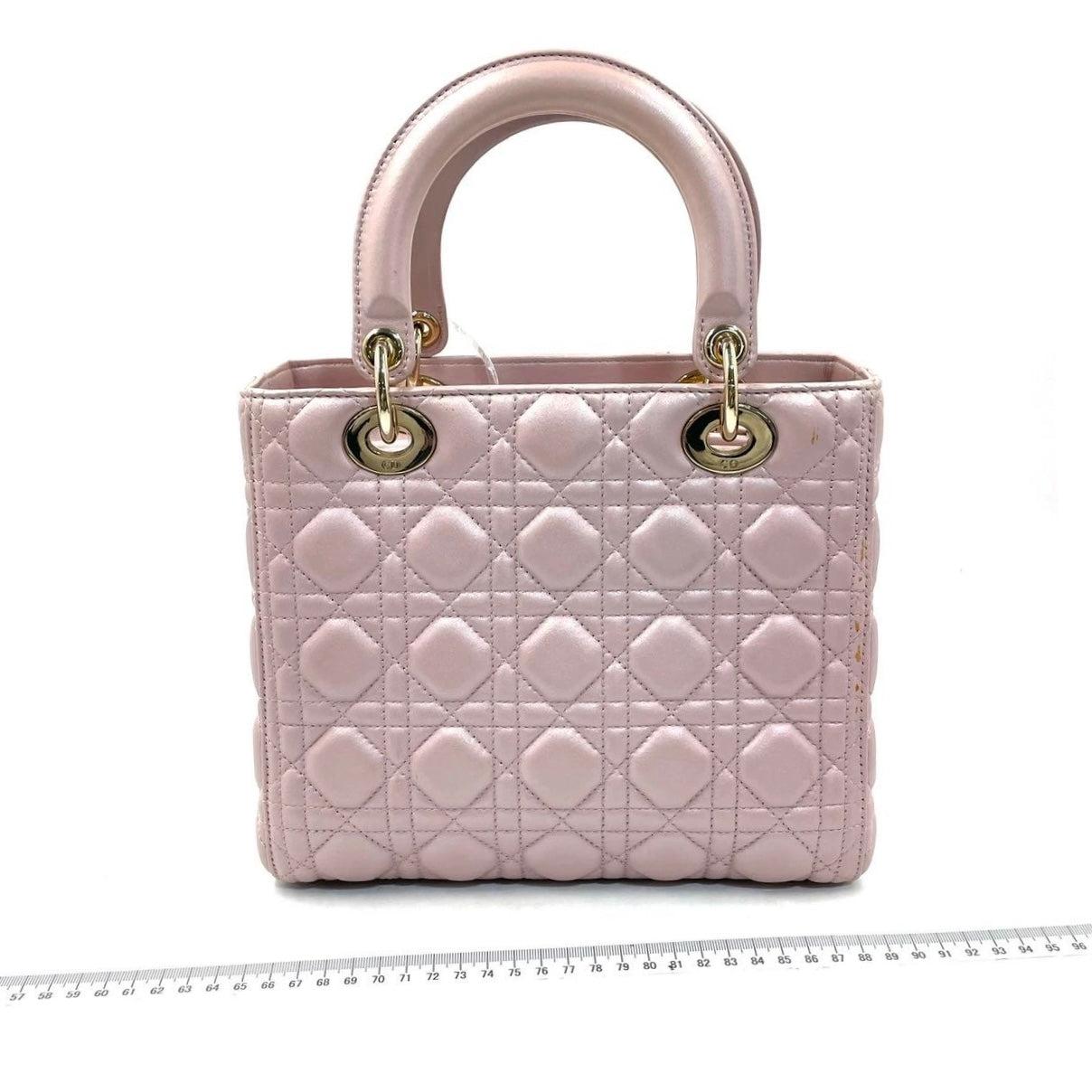 Lady Dior Bolso Mediano Piel Cannage Rosa Nacarado Herrajes Dorados
 Estas son fotos profesionales de la bolsa real .
 El bolso Lady Dior es la personificación de la elegancia y la belleza. Acentúa tu look con el estilo atemporal de la Lady Dior