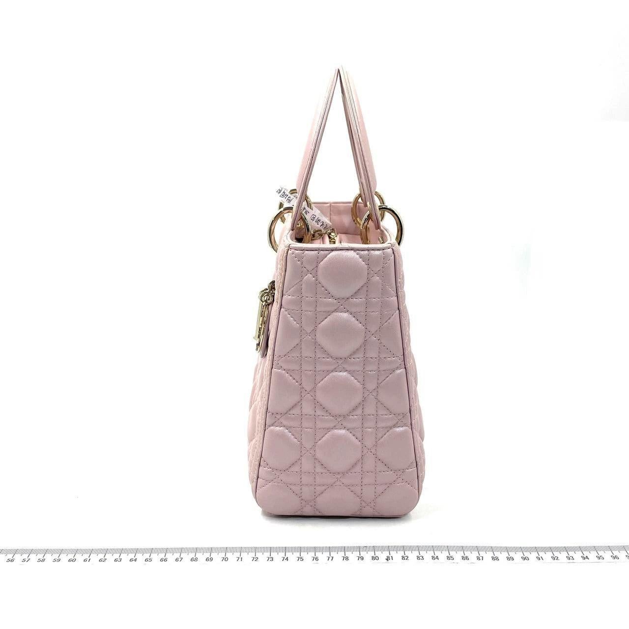 Lady Dior Bolso Mediano Piel Cannage Rosa Nacarado Herrajes Dorados en Excelente estado para la venta en AUBERVILLIERS, FR