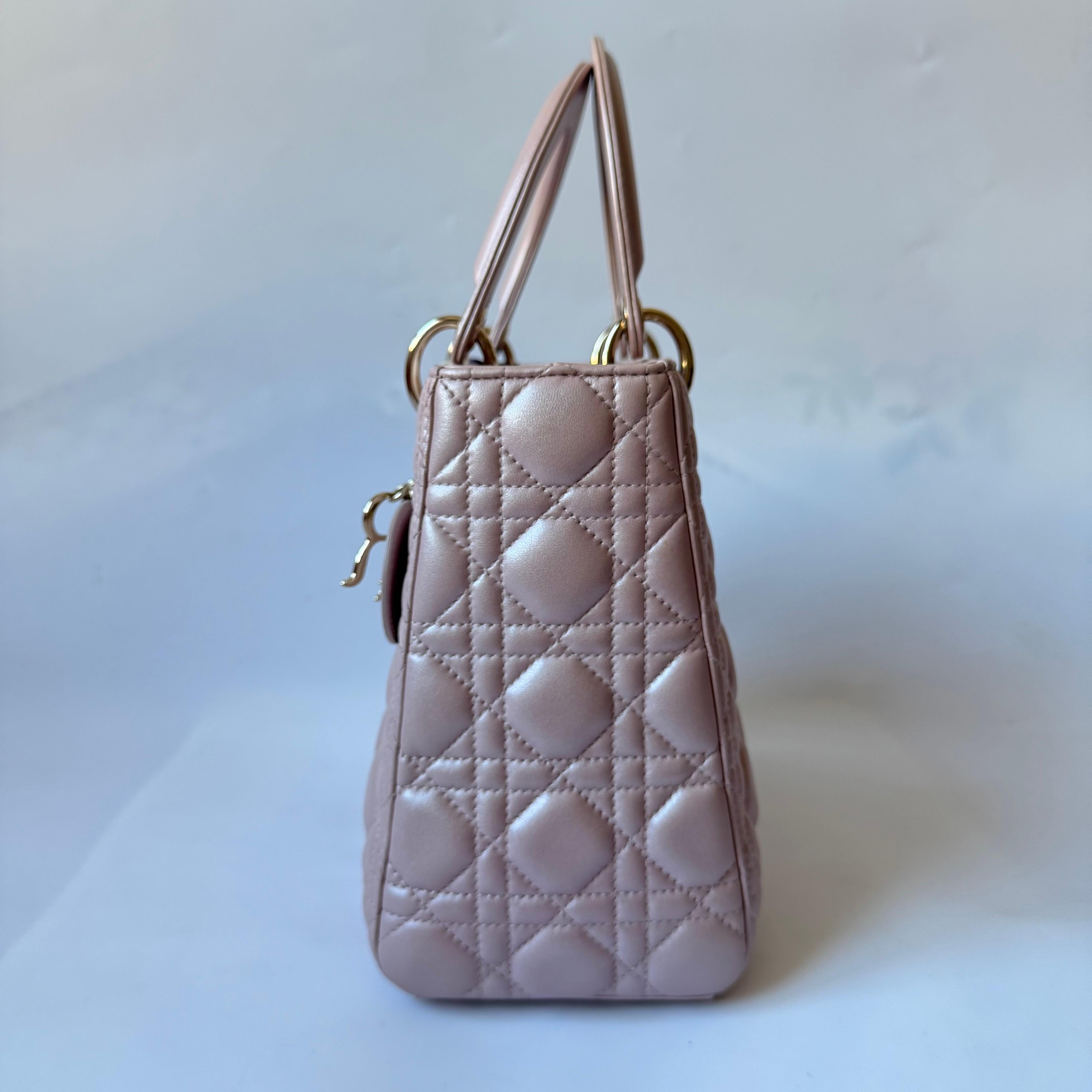 Lady Dior Medium Handbag Pearlescent Pink Cannage Leather Gold Hardware In Excellent Condition For Sale In AUBERVILLIERS, FR