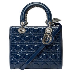 Sac à main Lady Dior Medium (MM) en cuir verni cannage bleu marine, PHW