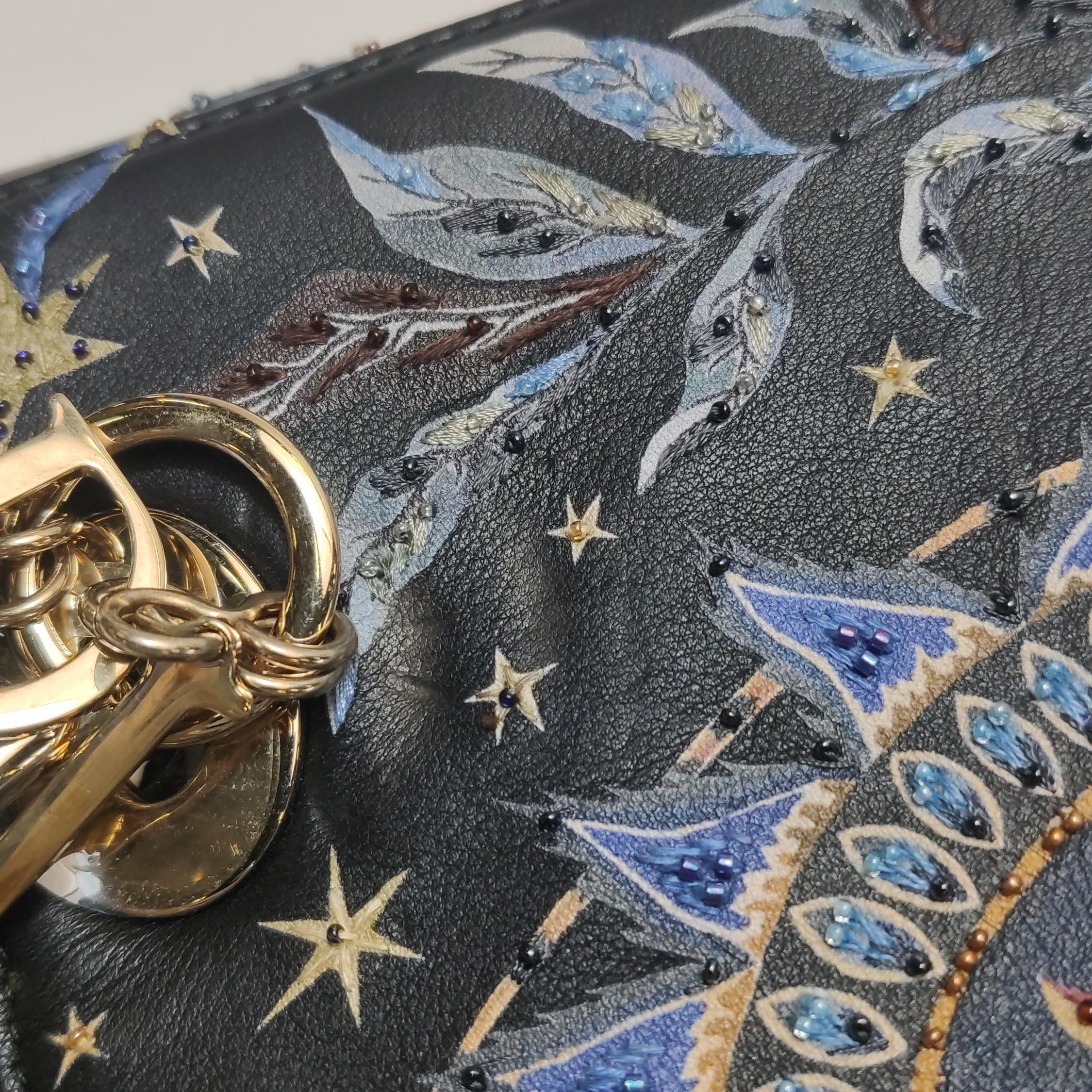 Lady Dior Medium Nature Ballett Star Embroidery Handtasche aus schwarzem Kalbsleder in Gold HW im Angebot 6