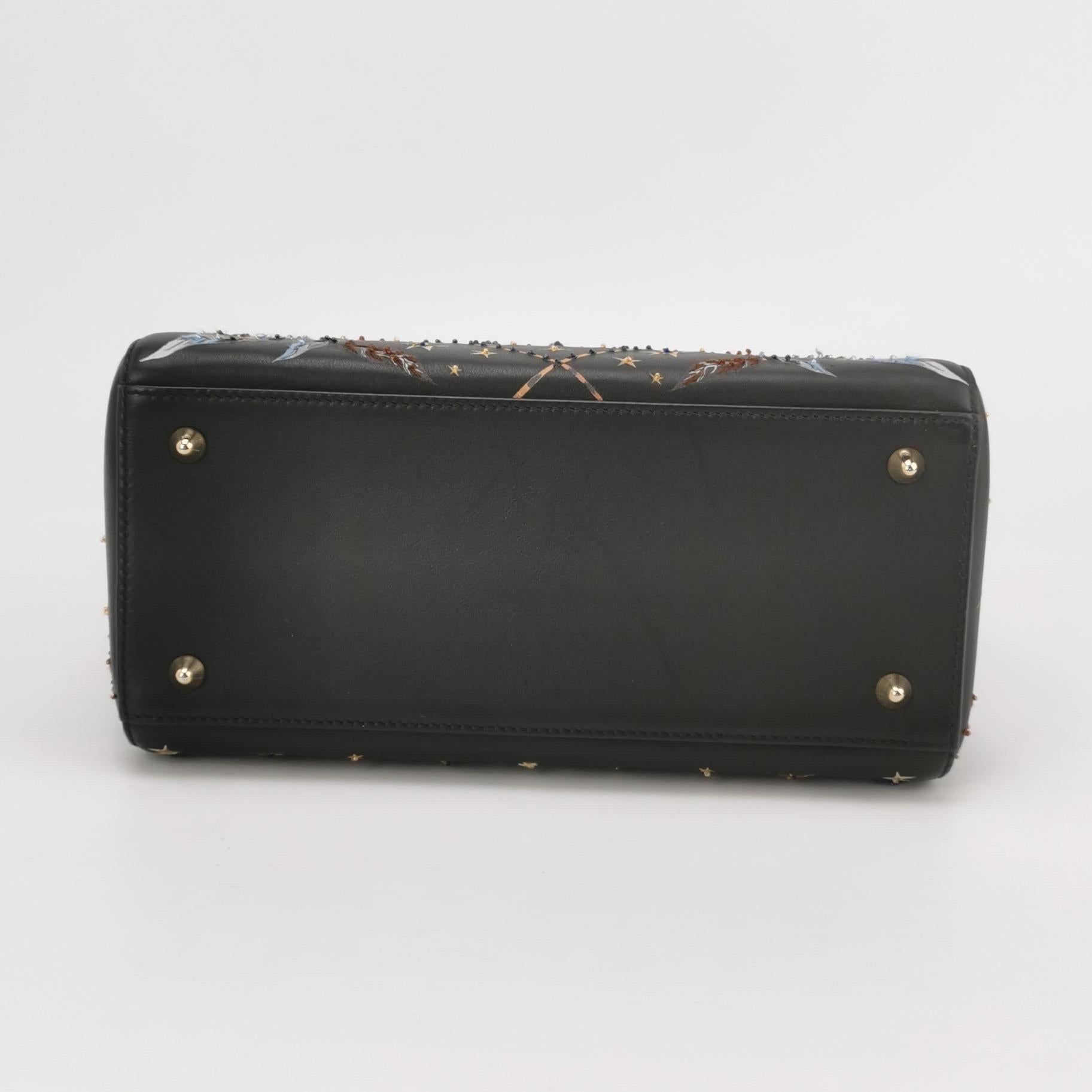 Lady Dior Medium Nature Ballett Star Embroidery Handtasche aus schwarzem Kalbsleder in Gold HW im Zustand „Gut“ im Angebot in AUBERVILLIERS, FR