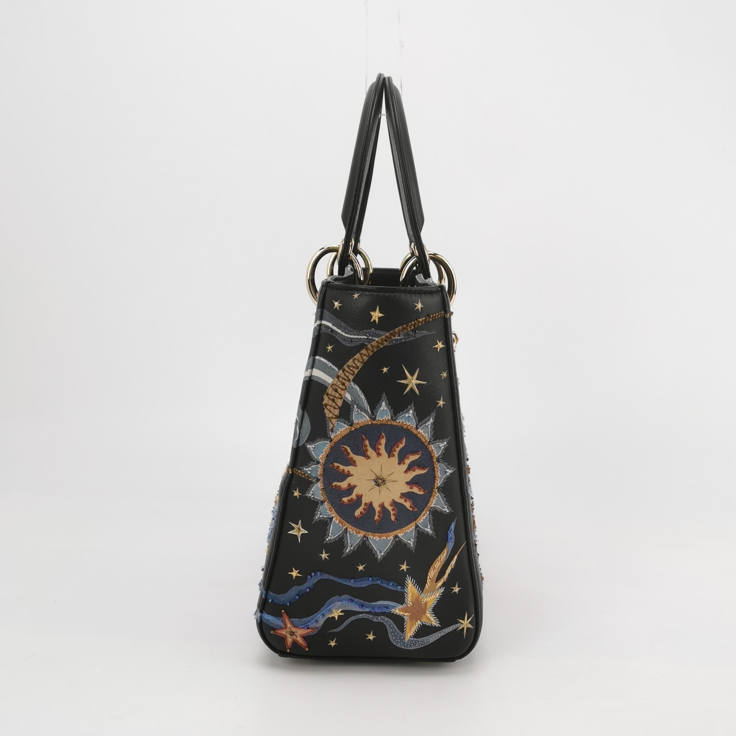 Lady Dior Medium Nature Ballett Star Embroidery Handtasche aus schwarzem Kalbsleder in Gold HW im Angebot 1