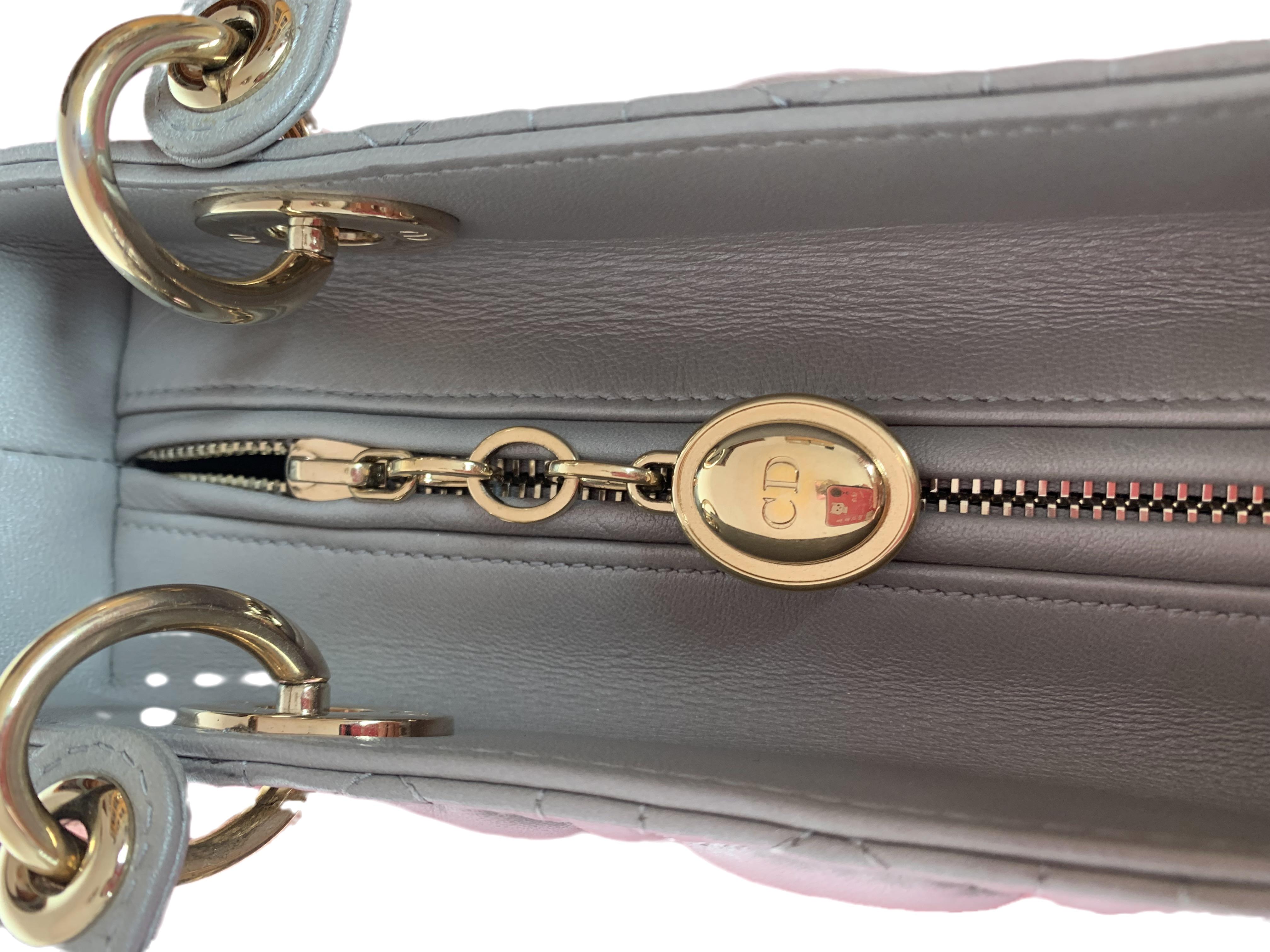 Lady Dior Medium gris nacré en cuir d'agneau Cannage or en vente 11