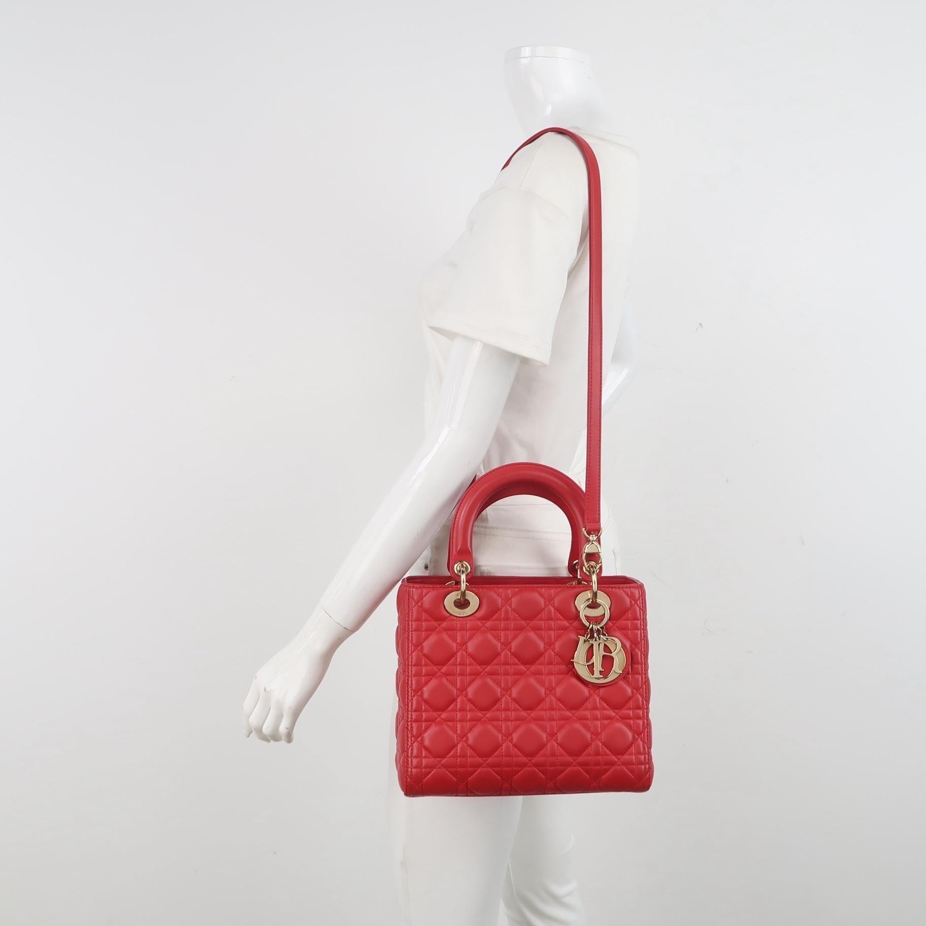 Die Lady Dior Tasche ist der Inbegriff von Eleganz und Schönheit. Unterstreichen Sie Ihren Look mit dem zeitlosen Stil der Medium Lady Dior, die aus Lammleder gefertigt ist. Diese klassische Tasche zeichnet sich durch eine Cannage-Naht aus, die eine