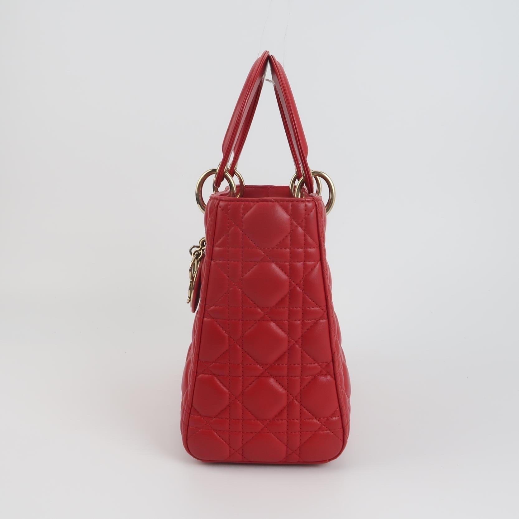 Lady Dior Medium Rot Lammfell Leder Gold Hardware Lederband 2014 im Zustand „Gut“ im Angebot in AUBERVILLIERS, FR