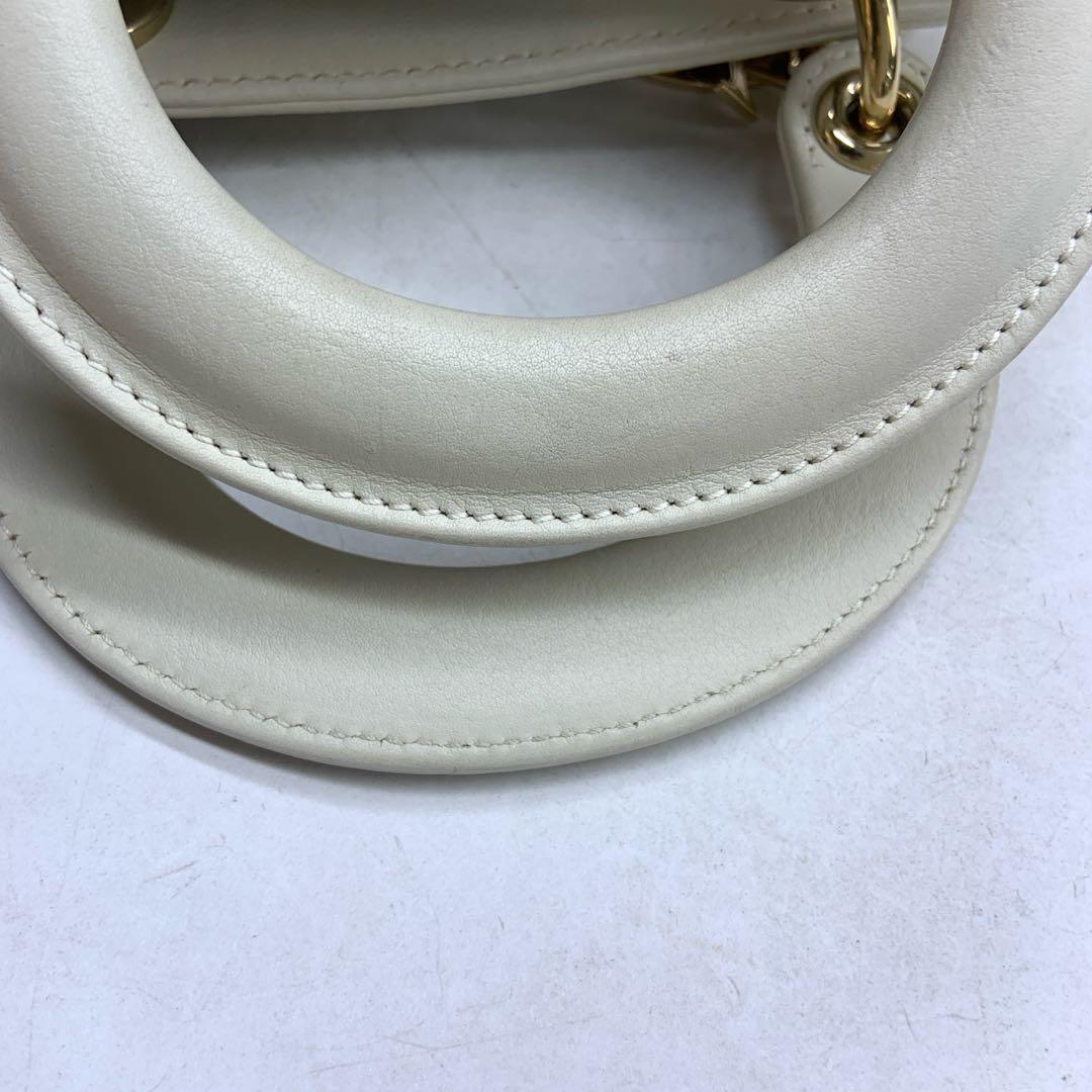 Lady Dior Mini 2018 ricamata in pelle di vitello bianca con perline d'oro Crossbody Bag in vendita 5