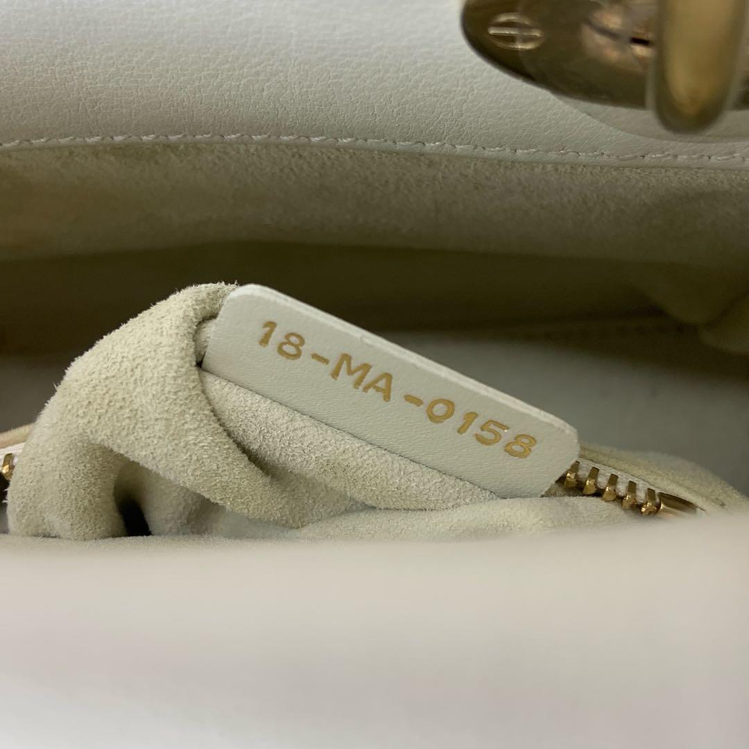 Lady Dior Mini 2018 ricamata in pelle di vitello bianca con perline d'oro Crossbody Bag in vendita 7
