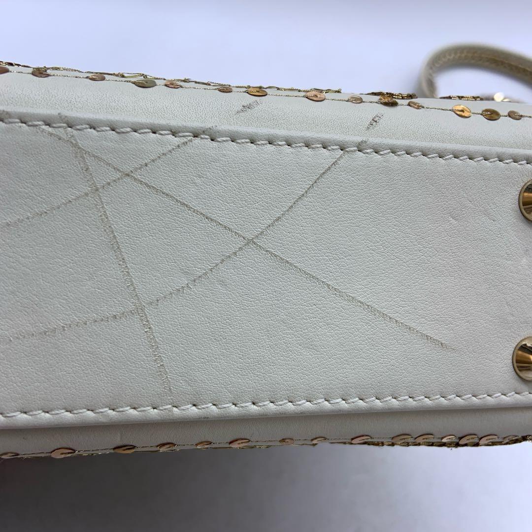 Lady Dior Mini 2018 ricamata in pelle di vitello bianca con perline d'oro Crossbody Bag in vendita 8