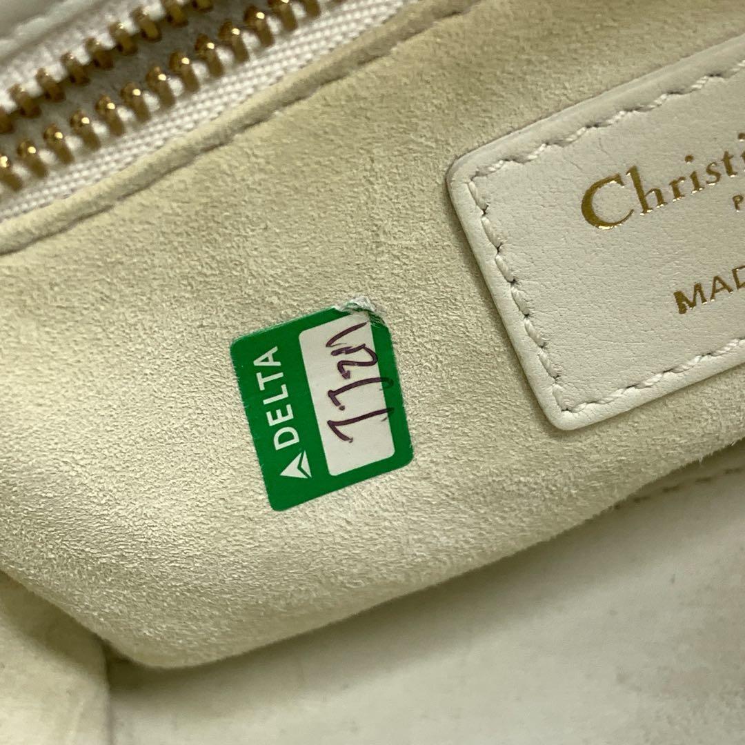 Lady Dior Mini 2018 ricamata in pelle di vitello bianca con perline d'oro Crossbody Bag in vendita 9