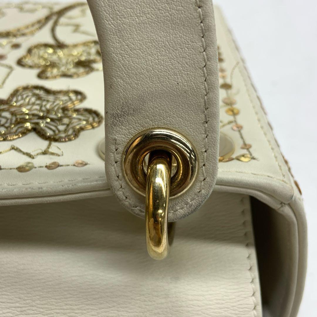 Lady Dior Mini 2018 ricamata in pelle di vitello bianca con perline d'oro Crossbody Bag in vendita 12