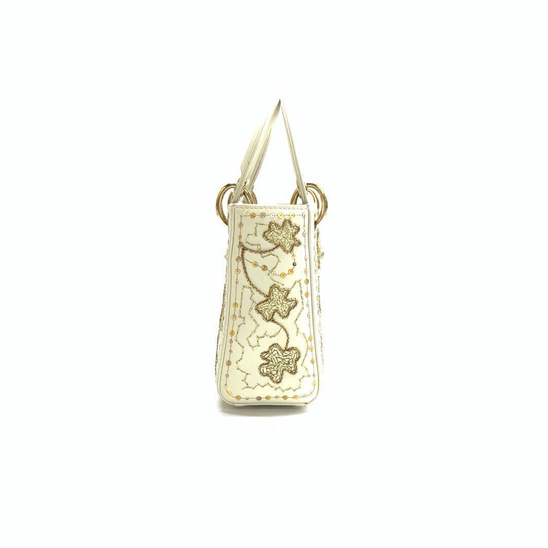 Beige Lady Dior Mini 2018 ricamata in pelle di vitello bianca con perline d'oro Crossbody Bag in vendita
