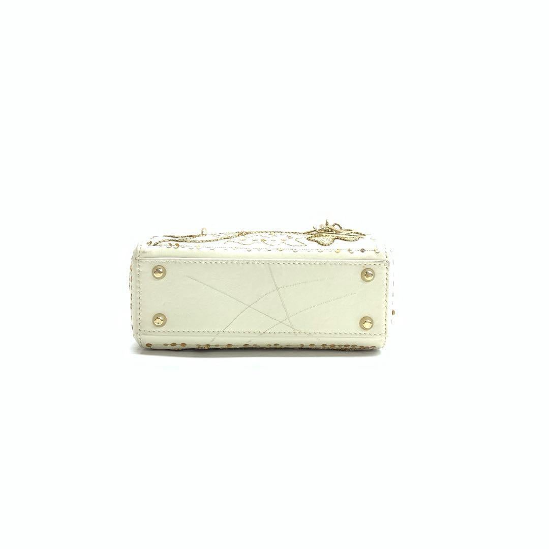 Donna Lady Dior Mini 2018 ricamata in pelle di vitello bianca con perline d'oro Crossbody Bag in vendita