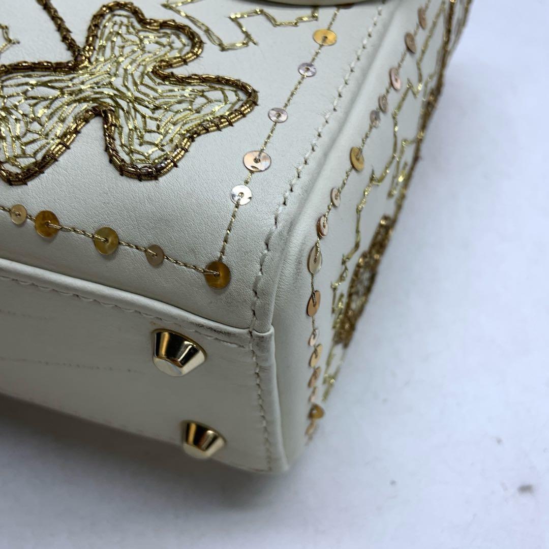 Lady Dior Mini 2018 ricamata in pelle di vitello bianca con perline d'oro Crossbody Bag in vendita 1