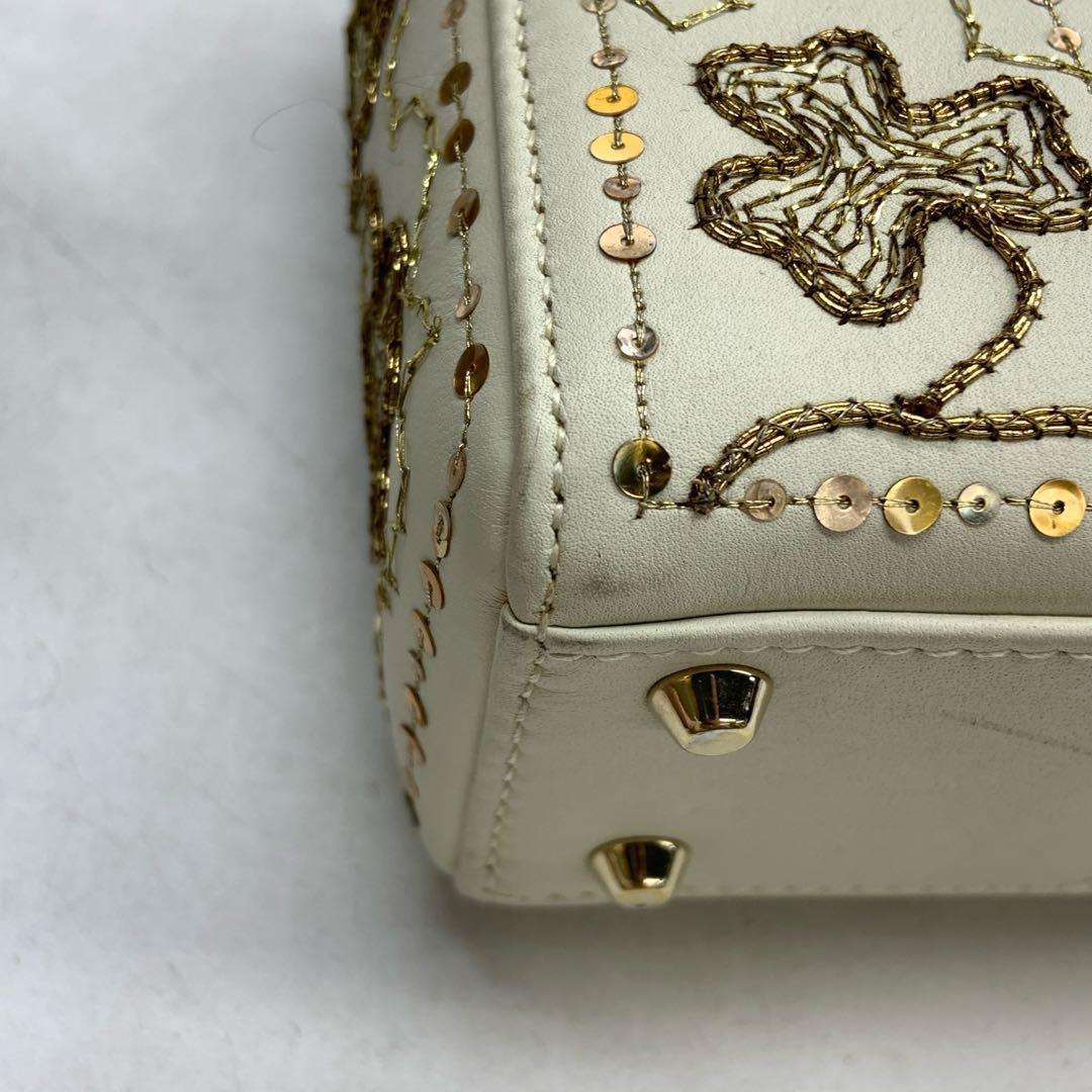 Lady Dior Mini 2018 ricamata in pelle di vitello bianca con perline d'oro Crossbody Bag in vendita 2