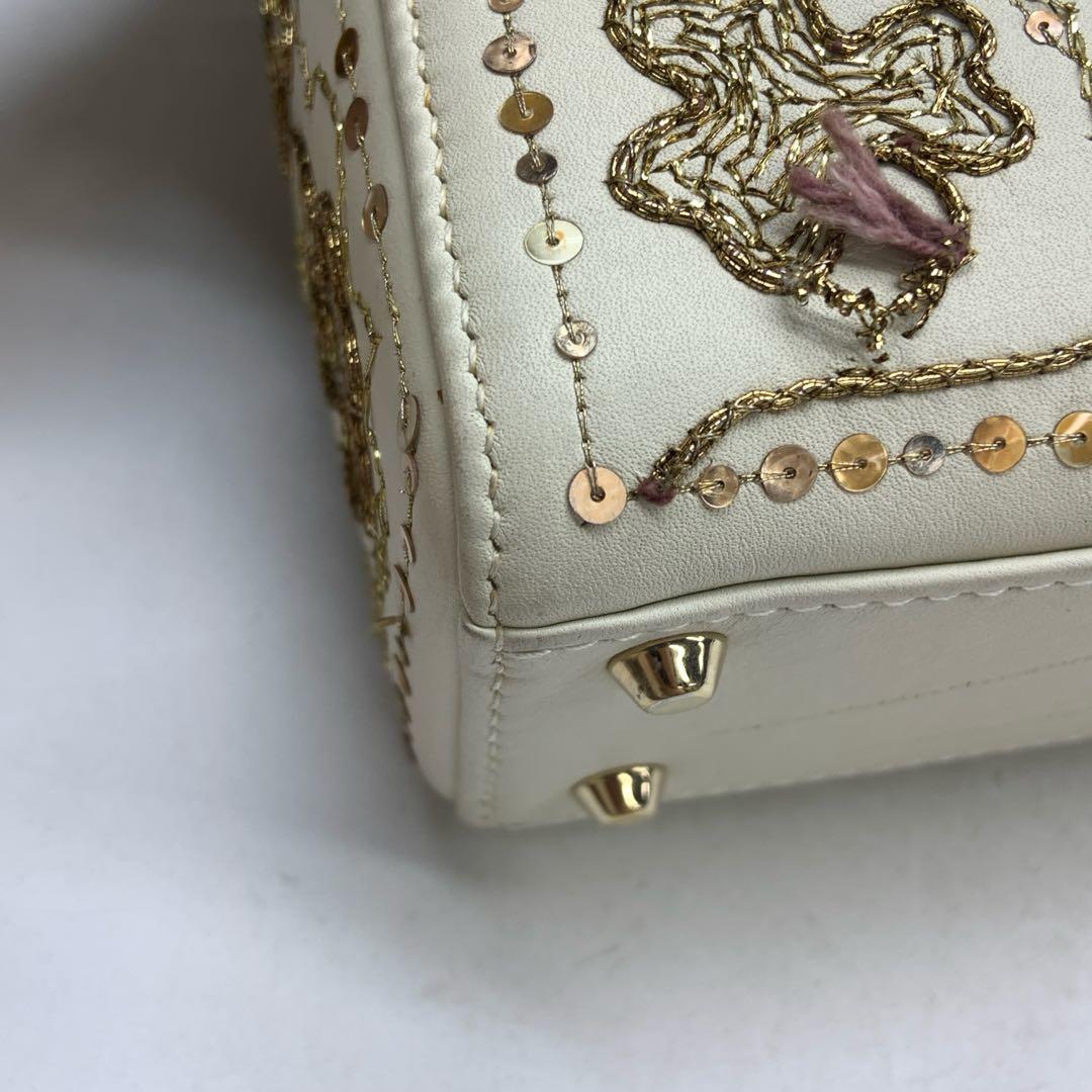 Lady Dior Mini 2018 ricamata in pelle di vitello bianca con perline d'oro Crossbody Bag in vendita 3
