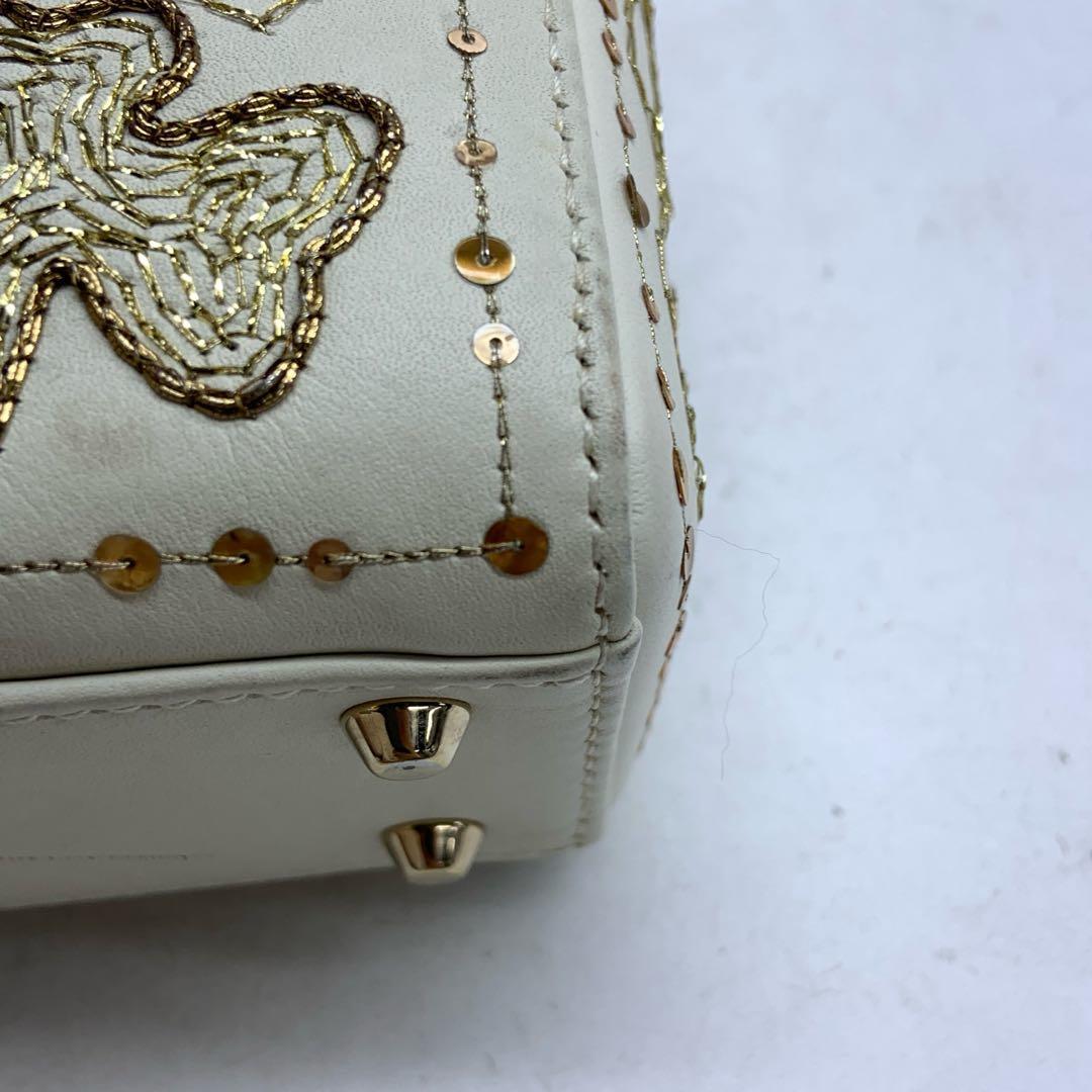 Lady Dior Mini 2018 ricamata in pelle di vitello bianca con perline d'oro Crossbody Bag in vendita 4