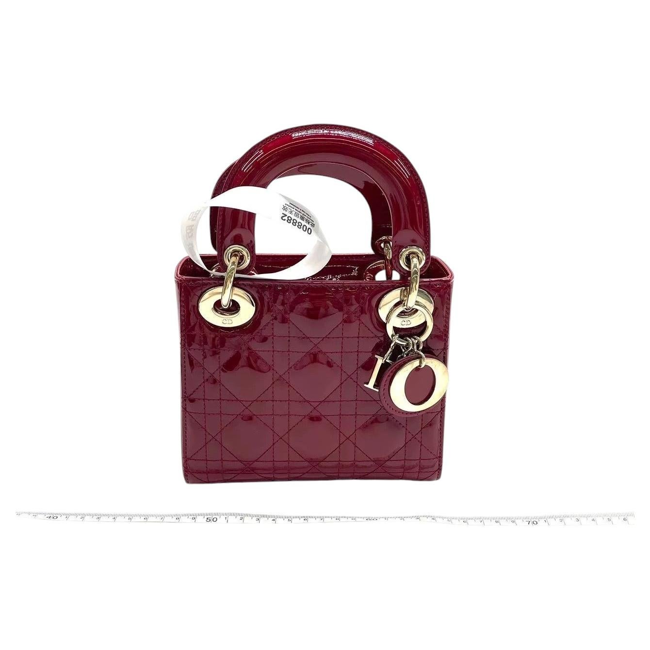 Lady Dior Mini 2020, burgunderrot, Lackleder, goldene Beschläge, Innenfutter aus Wildleder