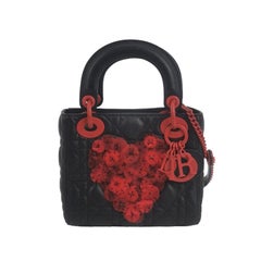 Mini Lady Dior in pelle d'agnello nera con cuore in tulle rosso e volant rosso