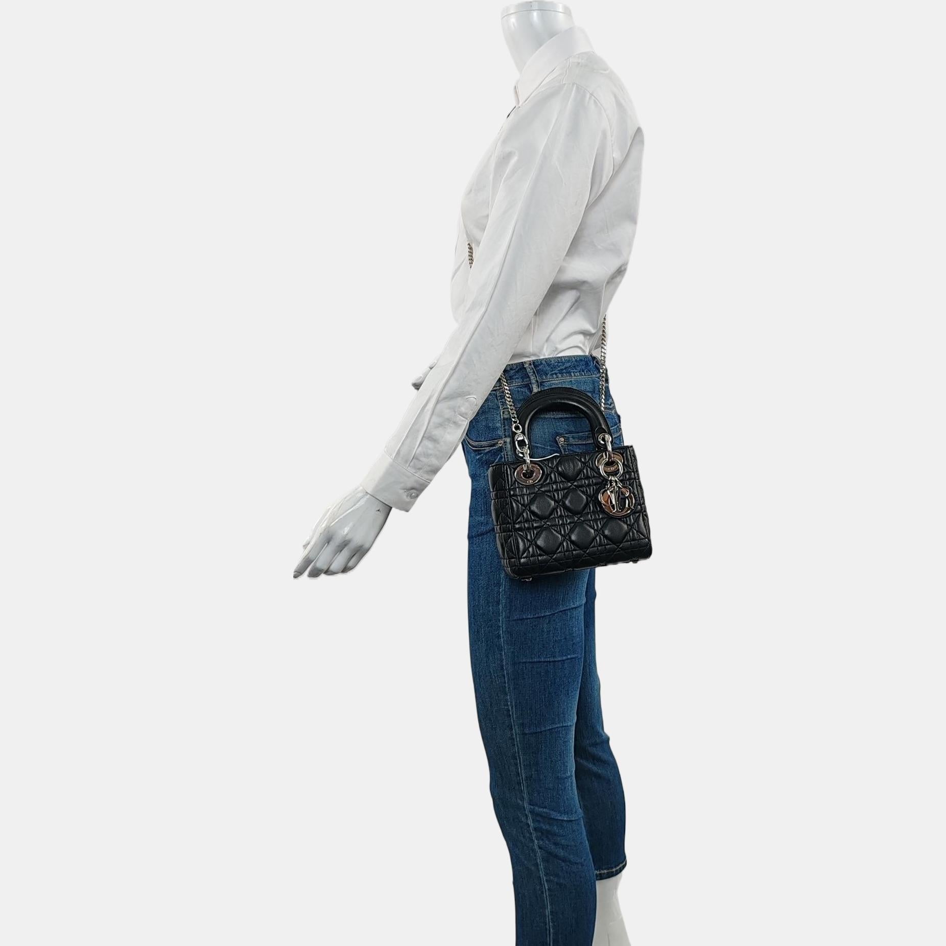 Lady Dior Mini en cuir d'agneau noir avec accessoires en argent 2016
Il s'agit de photos professionnelles du sac offert par Luxbags.
ÉTAT : EXCELLENT
Légers signes d'utilisation sur l'ensemble du document. Le matériel est en excellent état avec