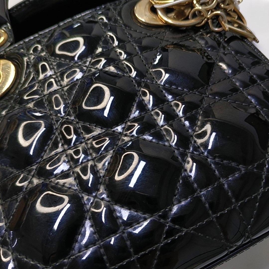 Lady Dior Mini Borsa in vernice nera con tracolla a catena in oro in vendita 5