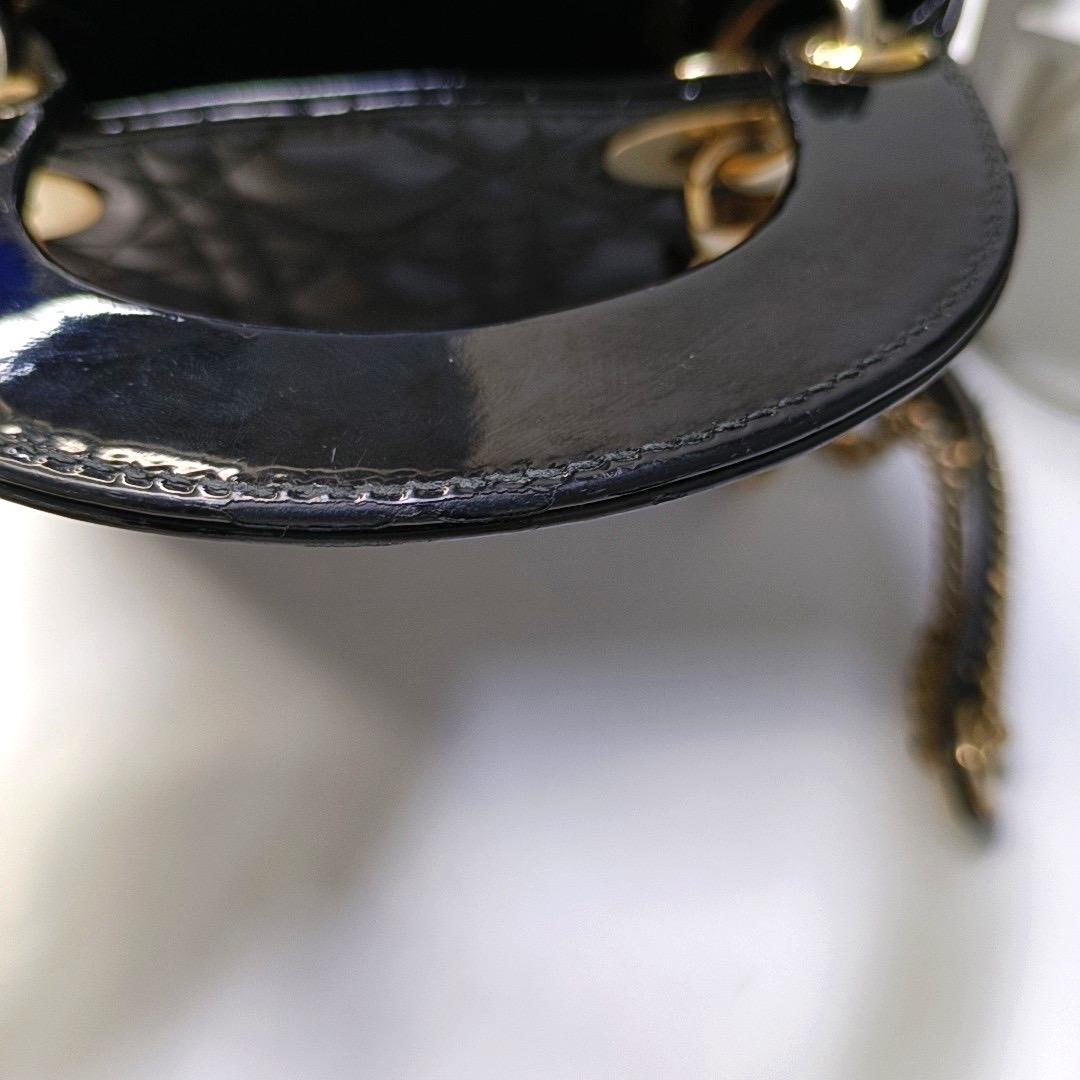 Lady Dior Mini Borsa in vernice nera con tracolla a catena in oro in vendita 6