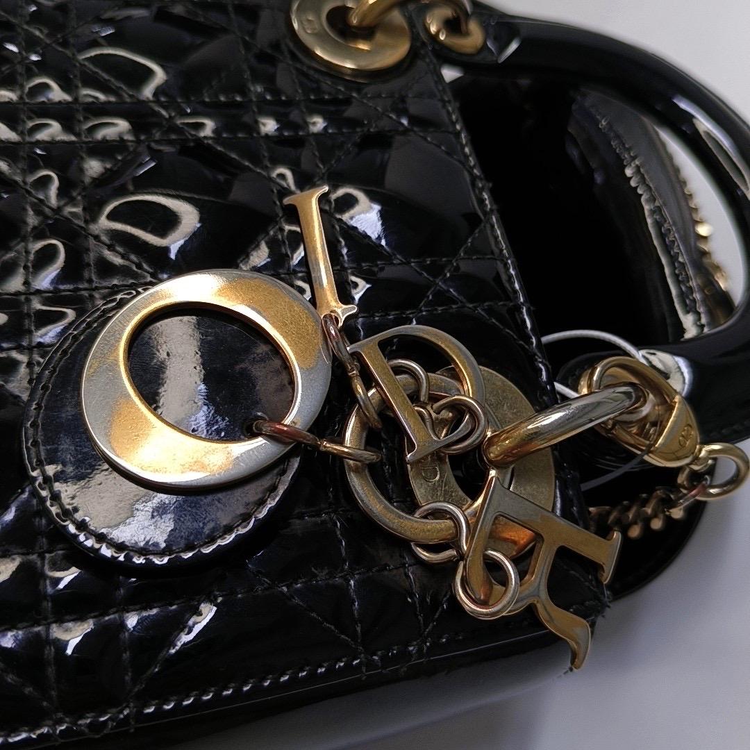 Lady Dior Mini Borsa in vernice nera con tracolla a catena in oro in vendita 7