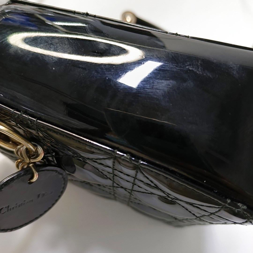 Lady Dior Mini Borsa in vernice nera con tracolla a catena in oro in vendita 8