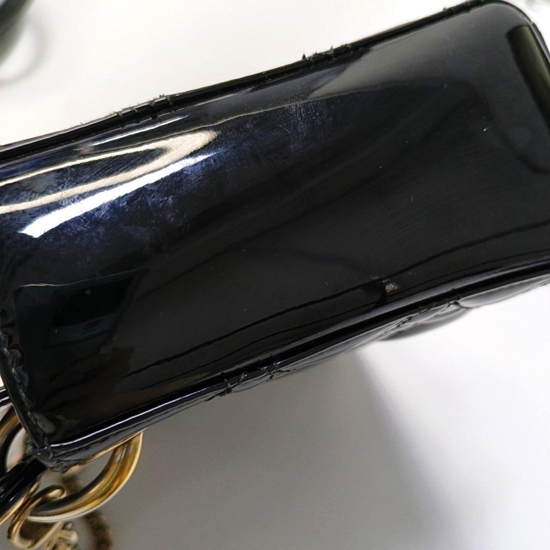 Lady Dior Mini Borsa in vernice nera con tracolla a catena in oro in vendita 9